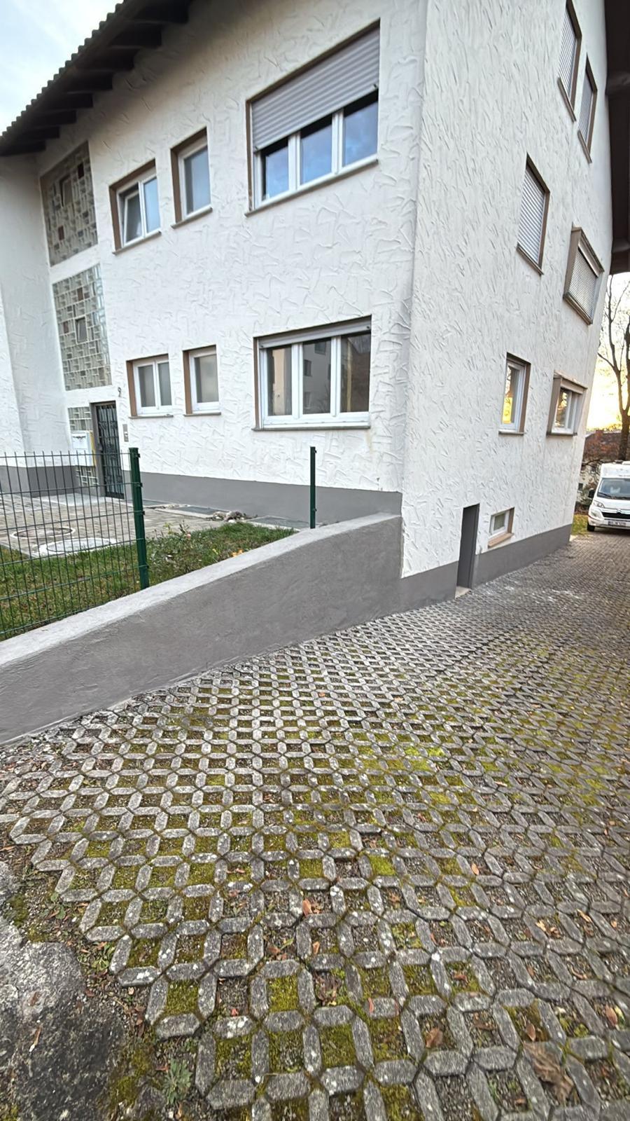 Laubfreie, gekehrte Hofeinfahrt