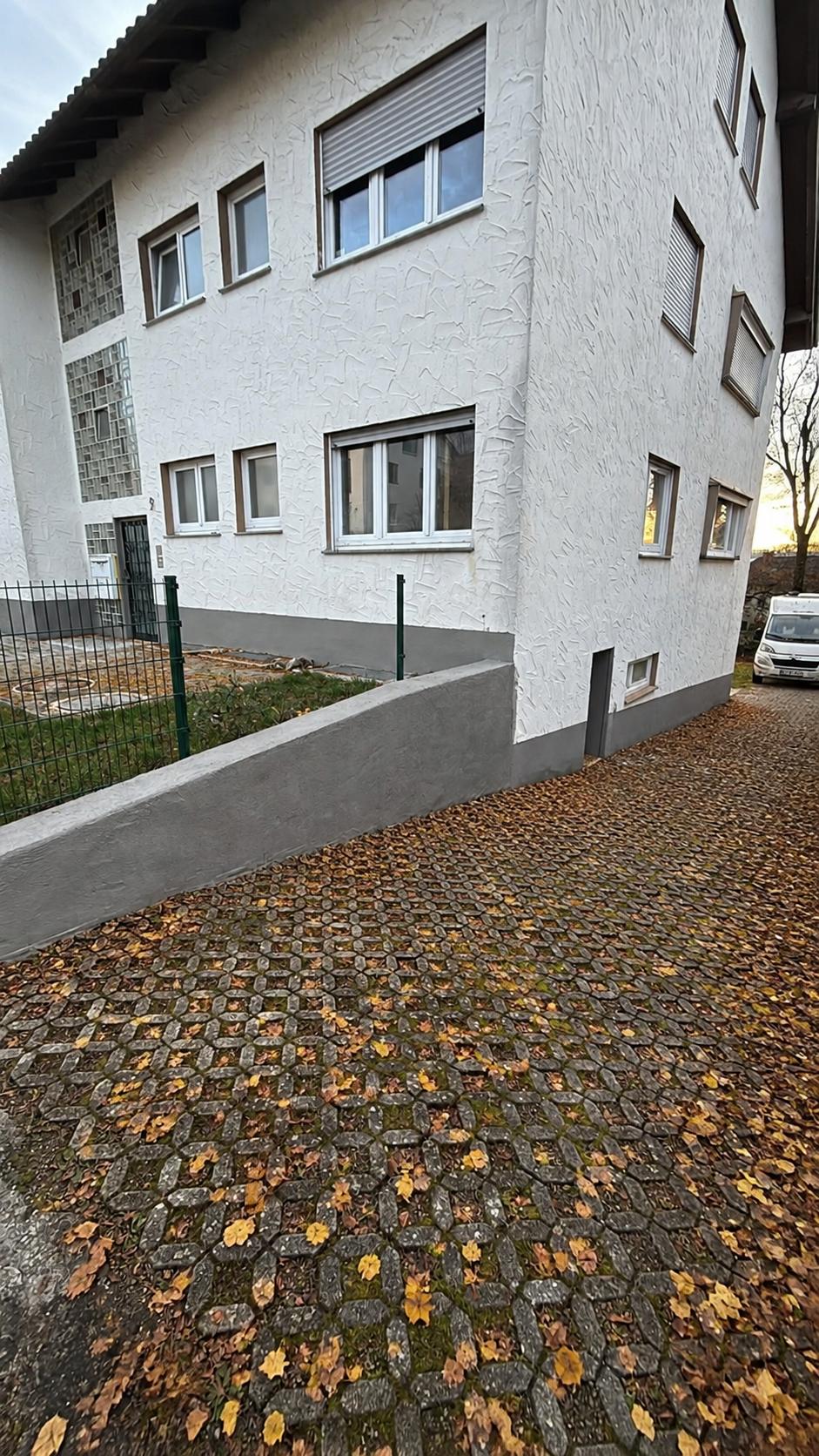 Laubbeseitigung an der Hofeinfahrt, vorher