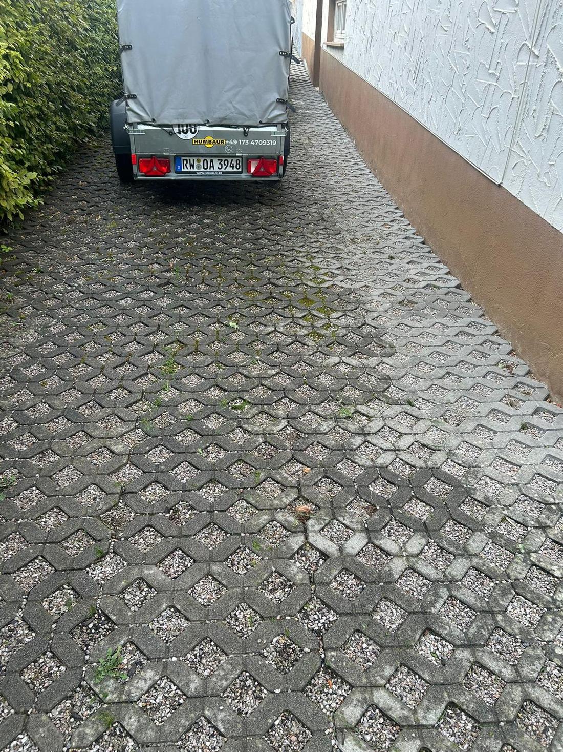 Gepflegte Pflasterfläche im Innenhof