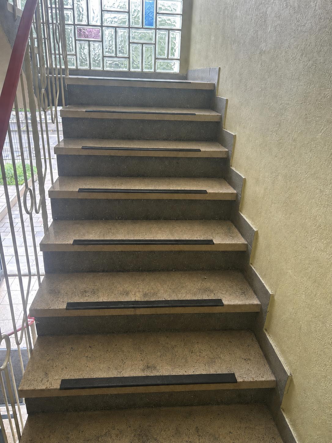 Treppenhausreinigung, vorher