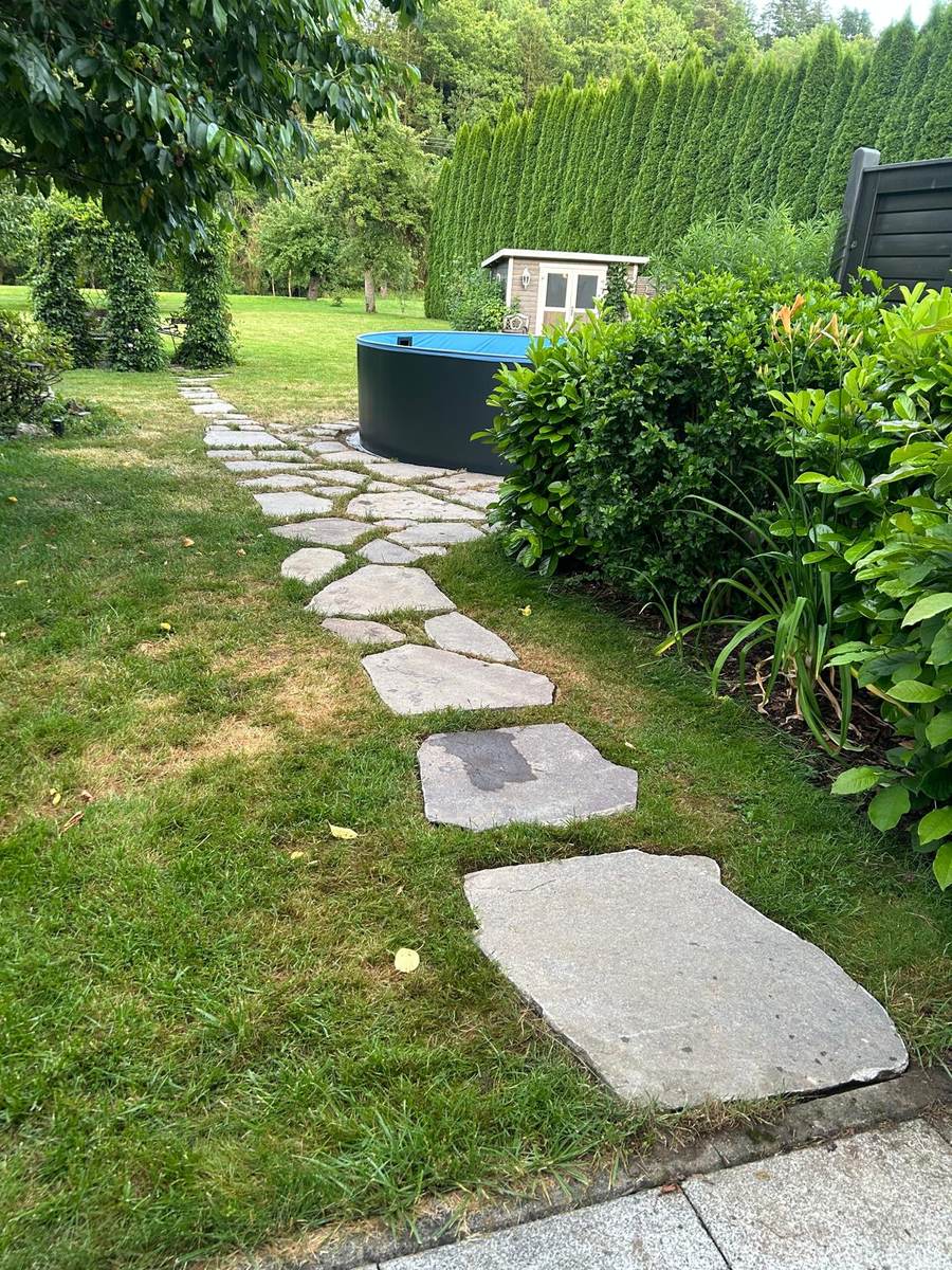 Natursteinweg mit Beetpflege am Pool