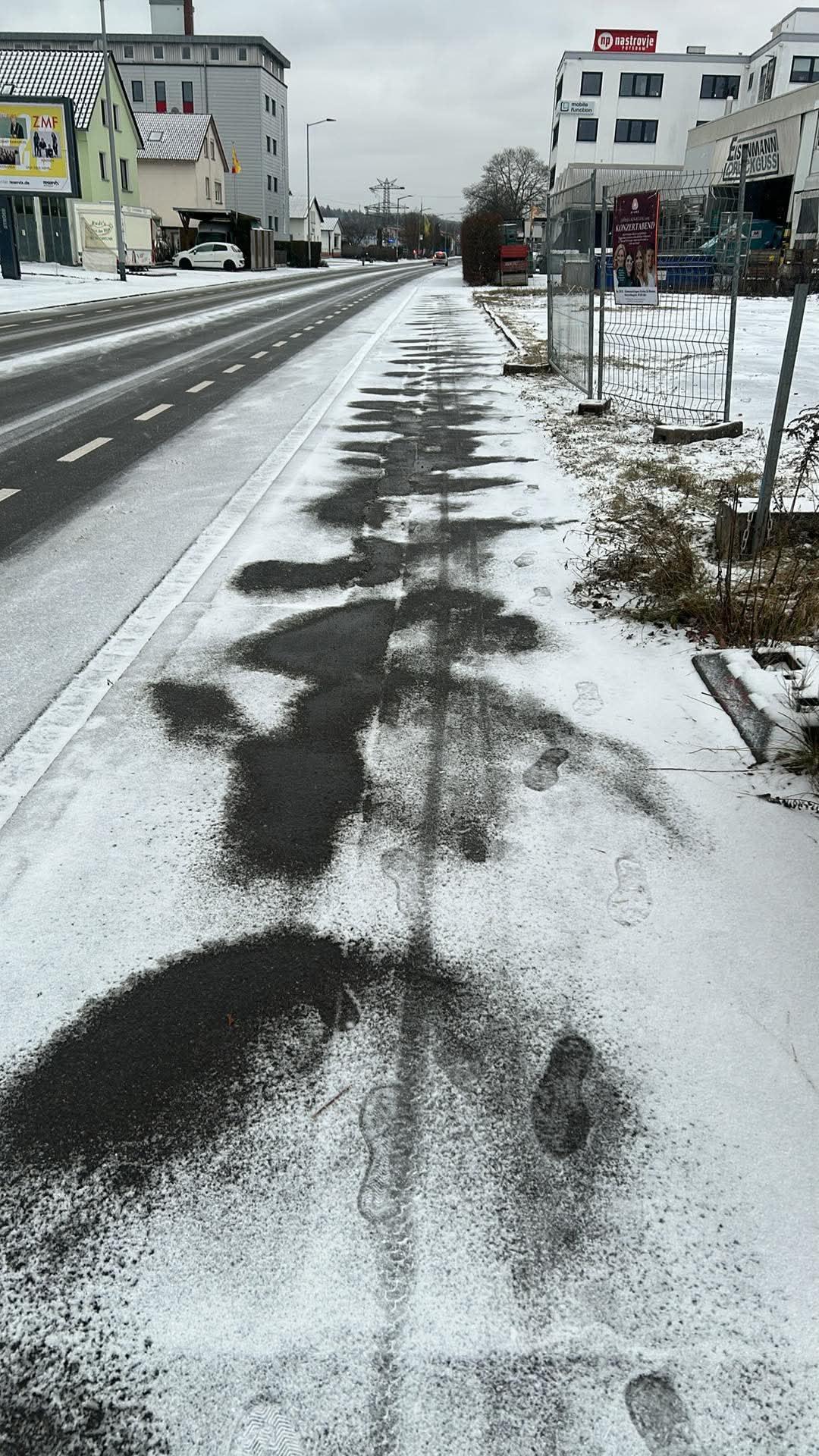 Geräumter und gestreuter Gehweg im Winter