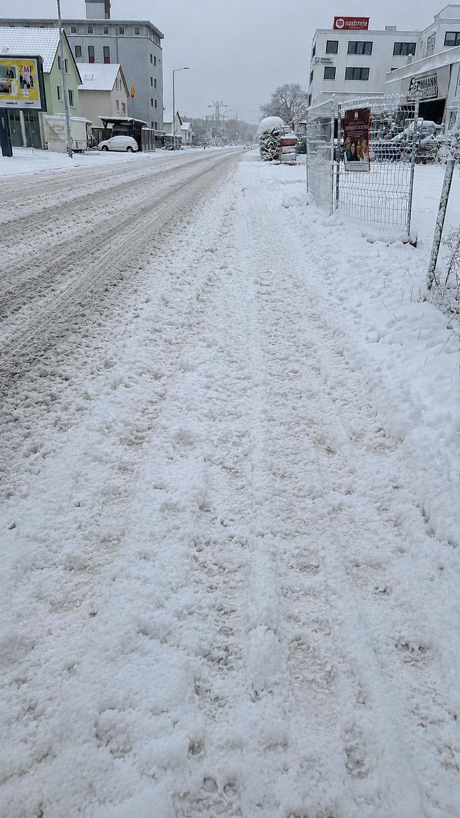 Gehweg entlang der Straße, vorher