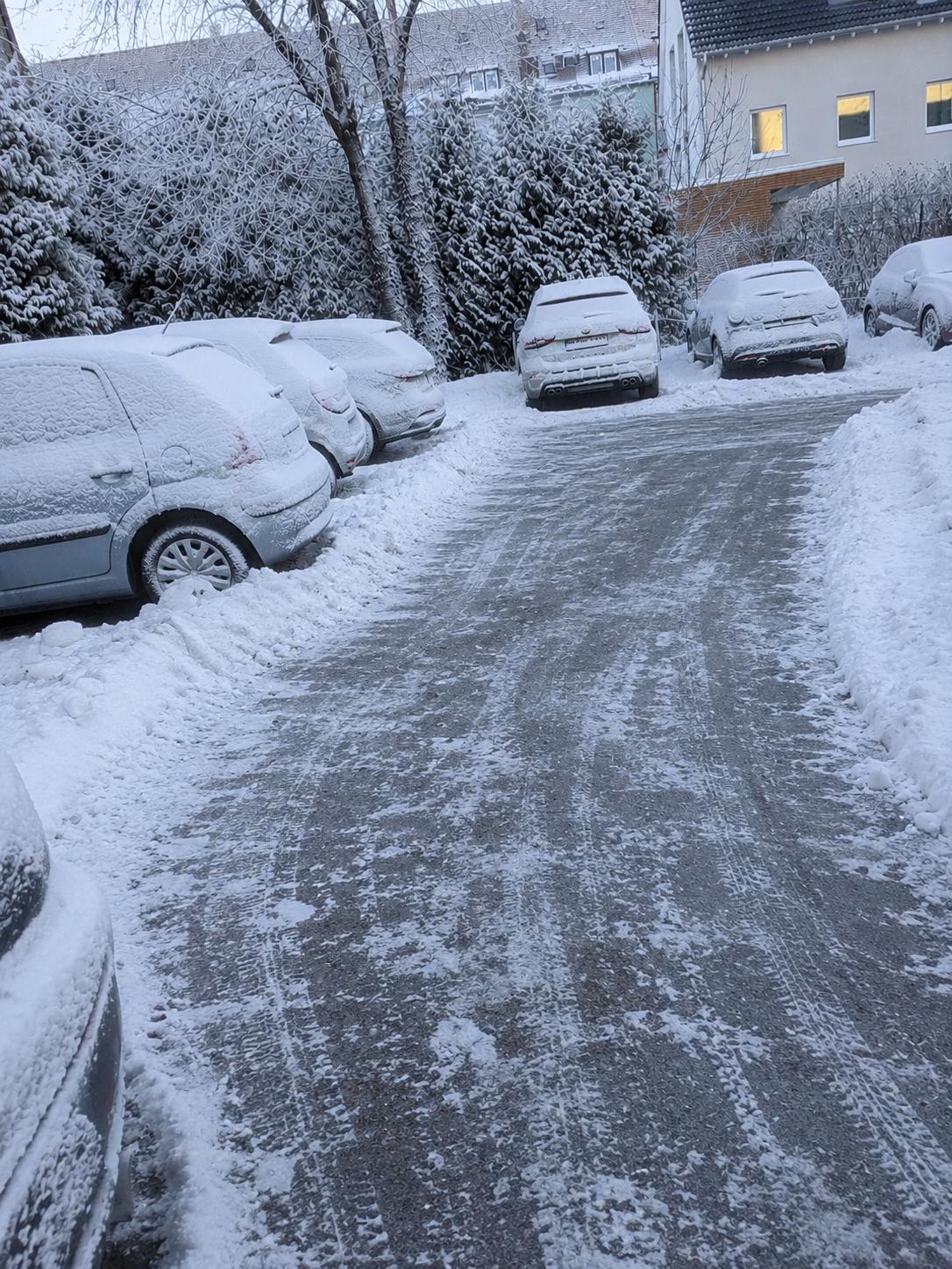 Geräumte Zufahrt nach starkem Schneefall